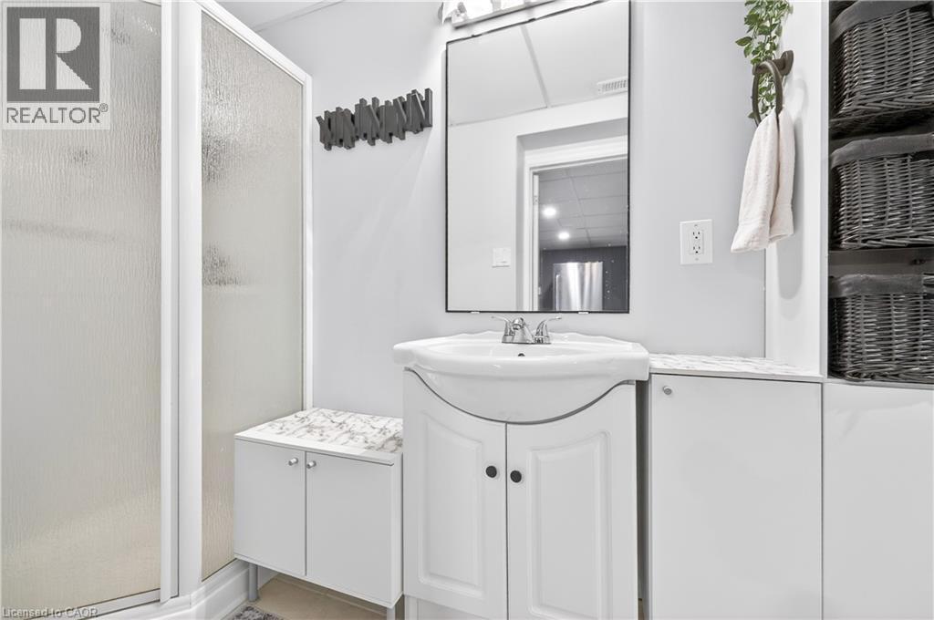 100 Ferndale Avenue, Hamilton, ON - Indoor Photo Showing Bathroom