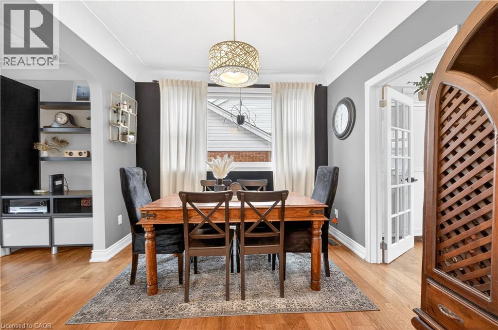 100 Ferndale Avenue, Hamilton, ON - Indoor Photo Showing Dining Room