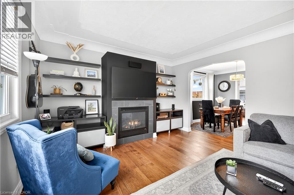 100 Ferndale Avenue, Hamilton, ON - Indoor Photo Showing Living Room With Fireplace