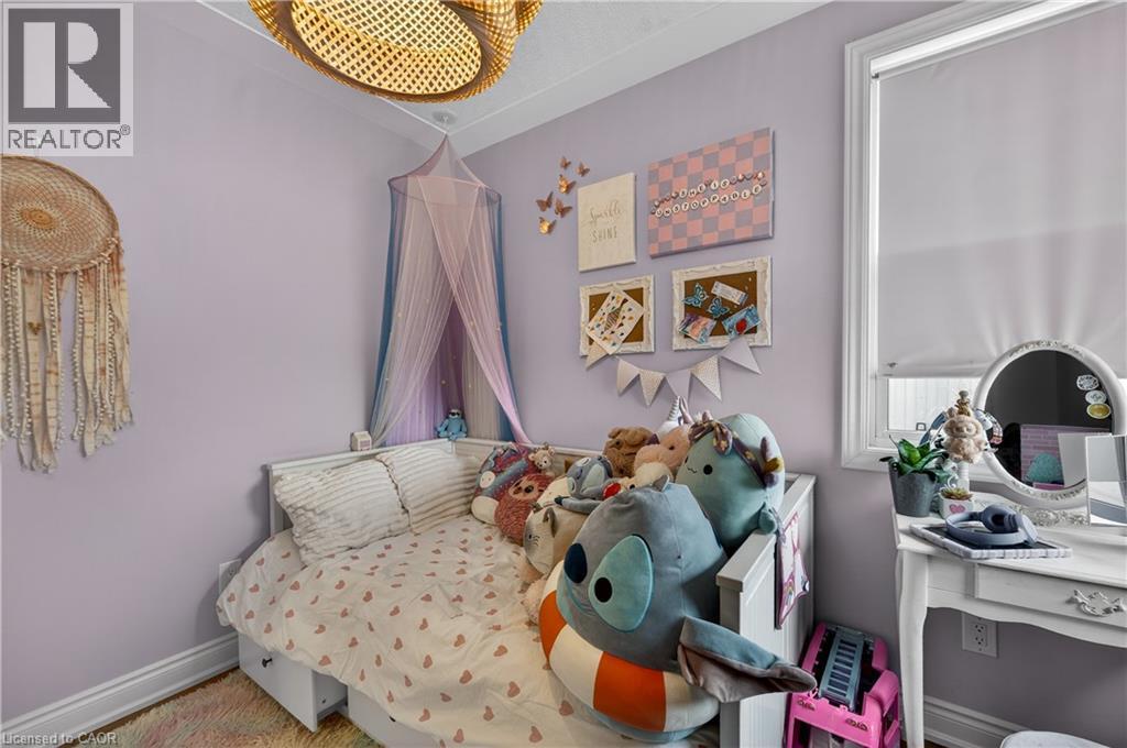 100 Ferndale Avenue, Hamilton, ON - Indoor Photo Showing Bedroom