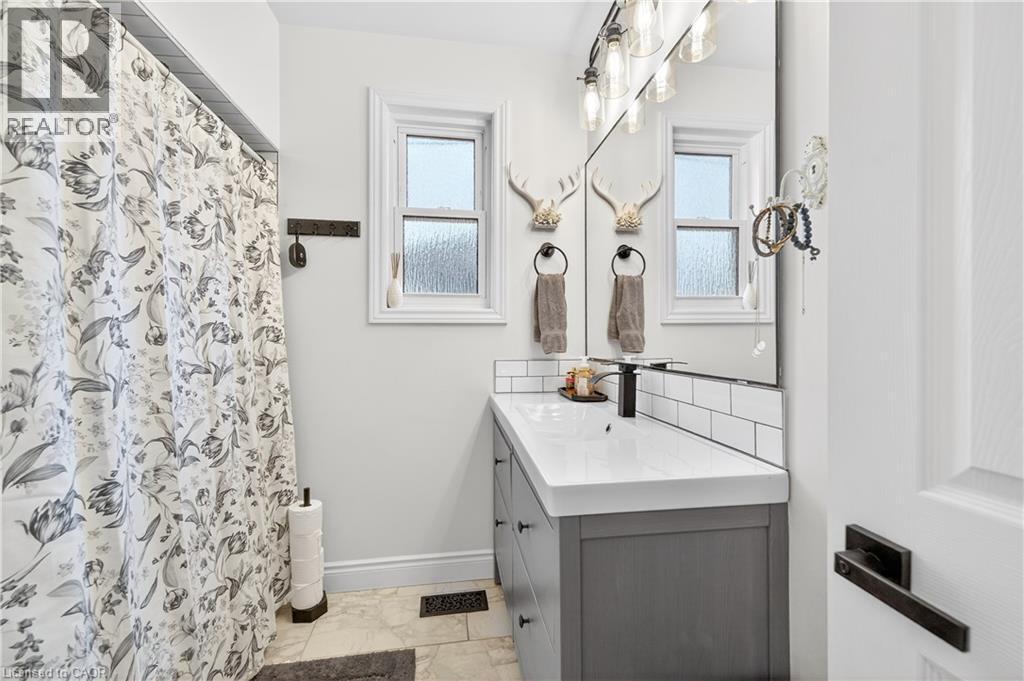 100 Ferndale Avenue, Hamilton, ON - Indoor Photo Showing Bathroom