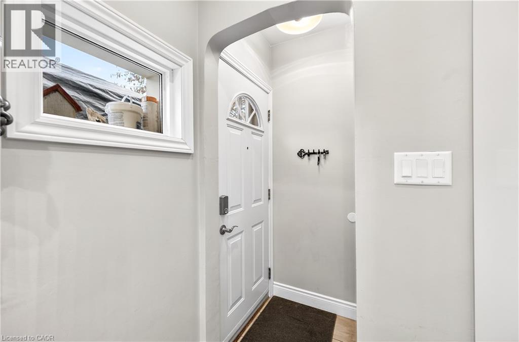 100 Ferndale Avenue, Hamilton, ON - Indoor Photo Showing Other Room