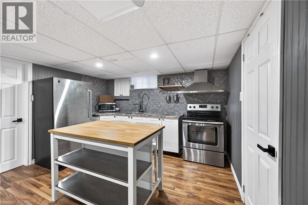 100 Ferndale Avenue, Hamilton, ON - Indoor Photo Showing Kitchen