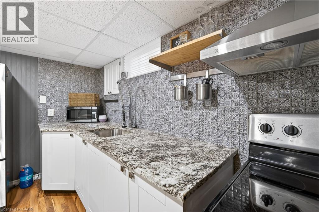 100 Ferndale Avenue, Hamilton, ON - Indoor Photo Showing Kitchen With Upgraded Kitchen