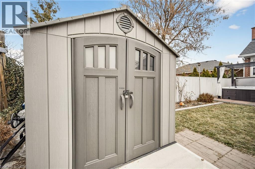 100 Ferndale Avenue, Hamilton, ON - Outdoor