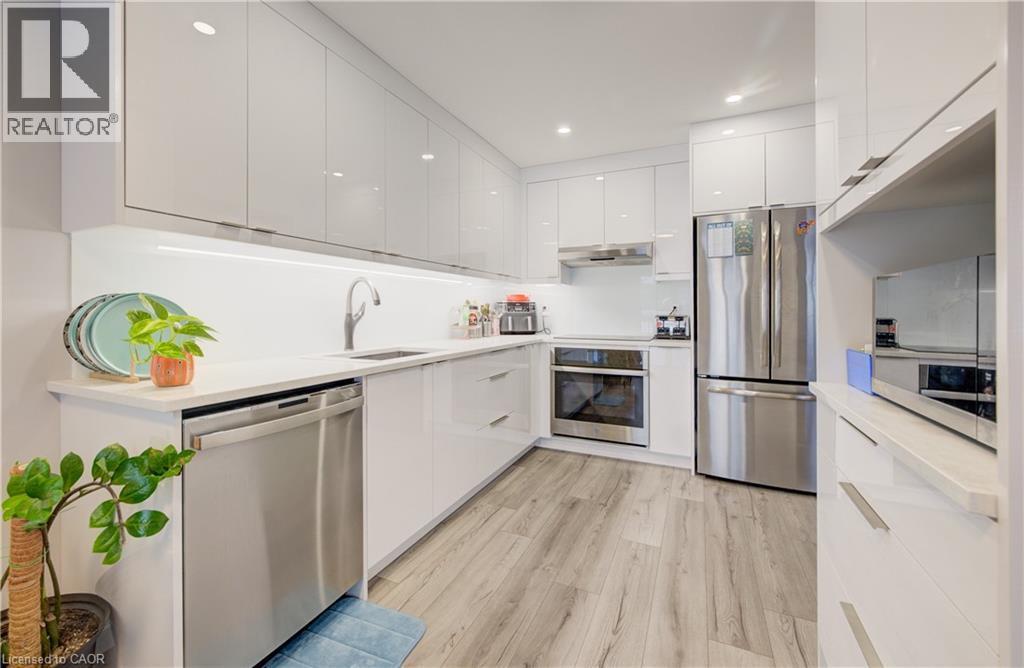 524 Windflower Crescent, Kitchener, ON - Indoor Photo Showing Kitchen With Upgraded Kitchen