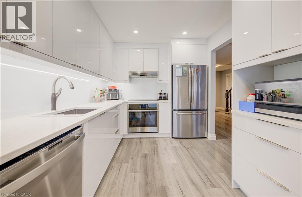 524 Windflower Crescent, Kitchener, ON - Indoor Photo Showing Kitchen With Upgraded Kitchen