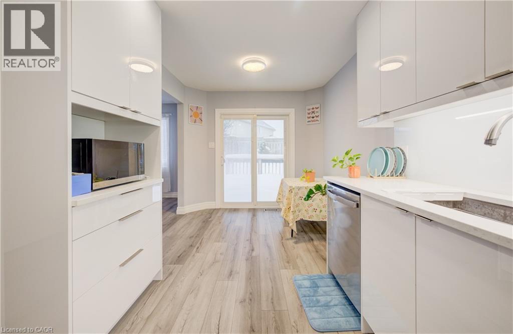 524 Windflower Crescent, Kitchener, ON - Indoor Photo Showing Kitchen