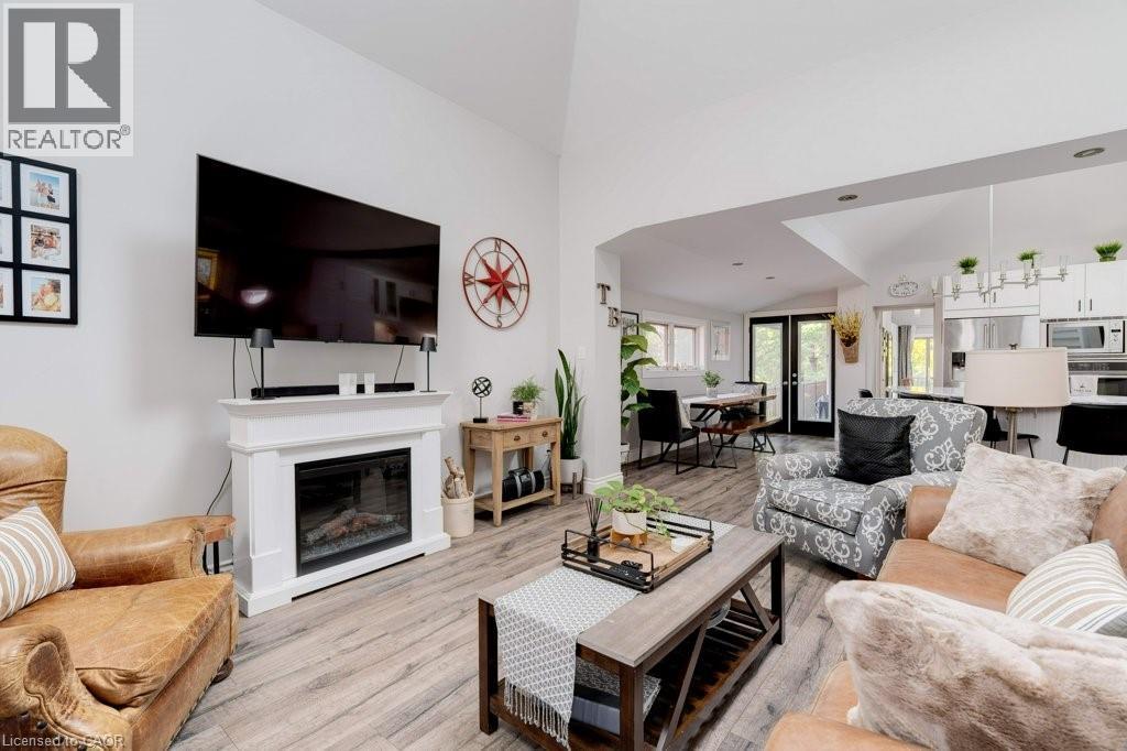 7 Homewood Avenue, Hamilton, ON - Indoor Photo Showing Living Room With Fireplace