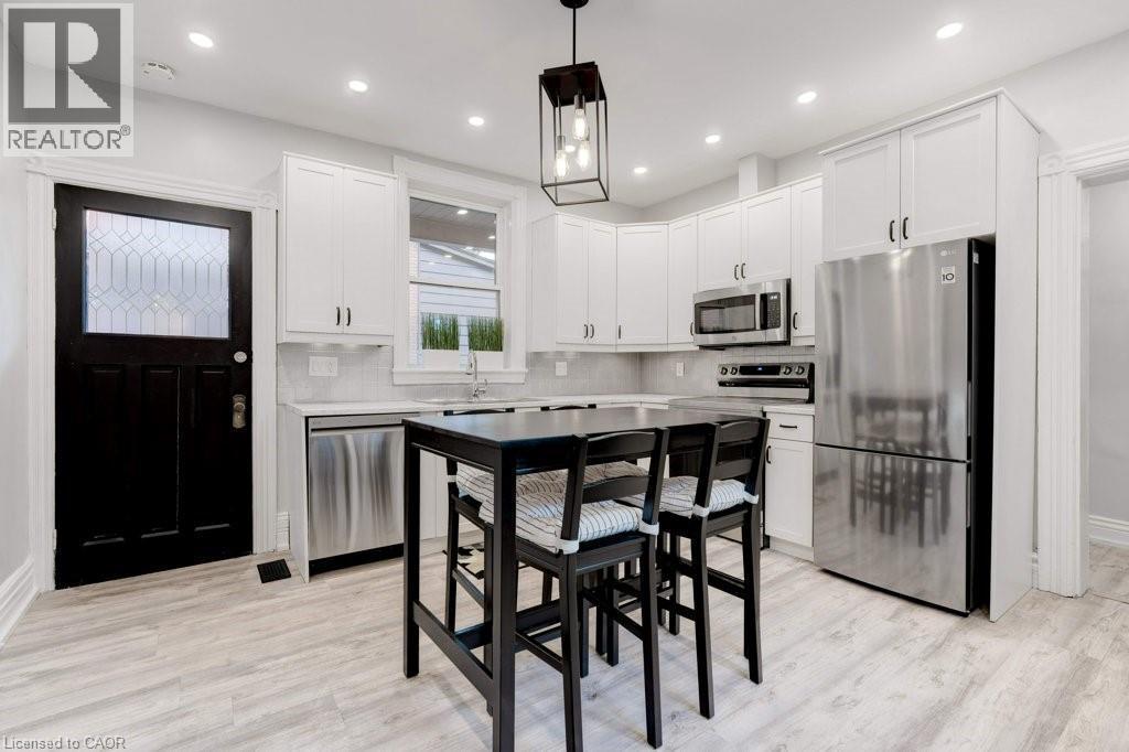 7 Homewood Avenue, Hamilton, ON - Indoor Photo Showing Kitchen With Upgraded Kitchen