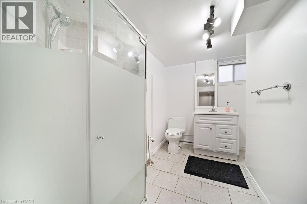 82 Whitney Avenue, Hamilton, ON - Indoor Photo Showing Bathroom