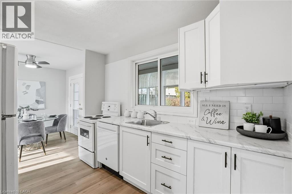 38 Coral Drive, Hamilton, ON - Indoor Photo Showing Kitchen