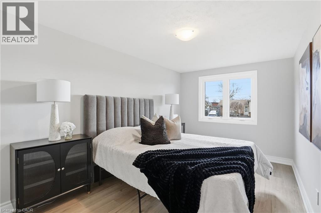 38 Coral Drive, Hamilton, ON - Indoor Photo Showing Bedroom