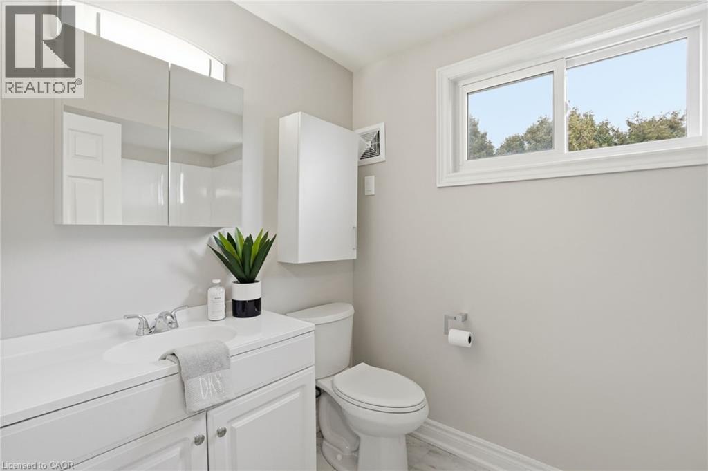 38 Coral Drive, Hamilton, ON - Indoor Photo Showing Bathroom