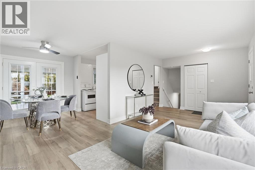 38 Coral Drive, Hamilton, ON - Indoor Photo Showing Living Room