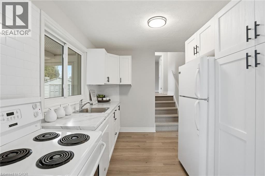 38 Coral Drive, Hamilton, ON - Indoor Photo Showing Kitchen