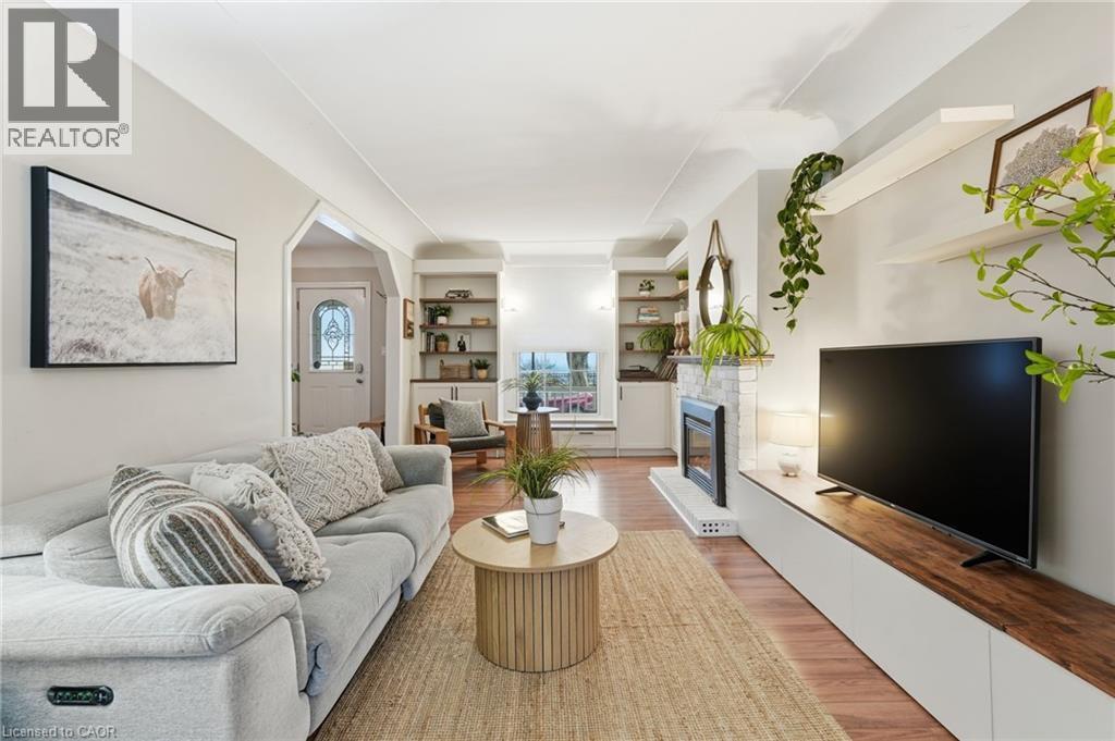 232 Mountain Park Avenue, Hamilton, ON - Indoor Photo Showing Living Room