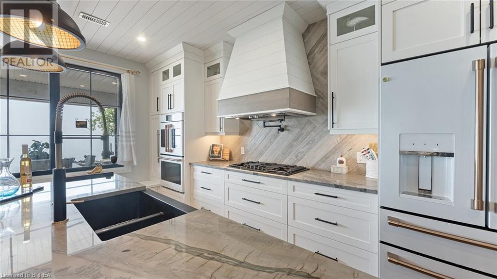 33 Cedar Drive, Turkey Point, ON - Indoor Photo Showing Kitchen With Upgraded Kitchen