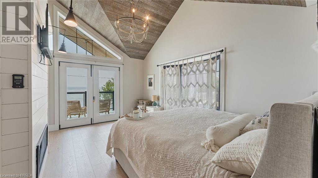 33 Cedar Drive, Turkey Point, ON - Indoor Photo Showing Bedroom