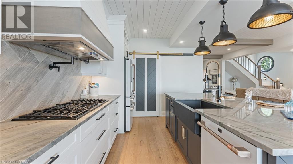33 Cedar Drive, Turkey Point, ON - Indoor Photo Showing Kitchen With Upgraded Kitchen