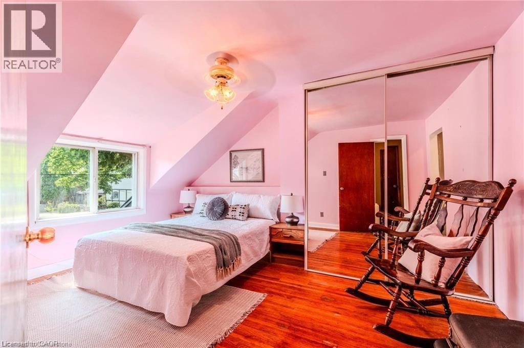 95 Paradise Road N, Hamilton, ON - Indoor Photo Showing Bedroom