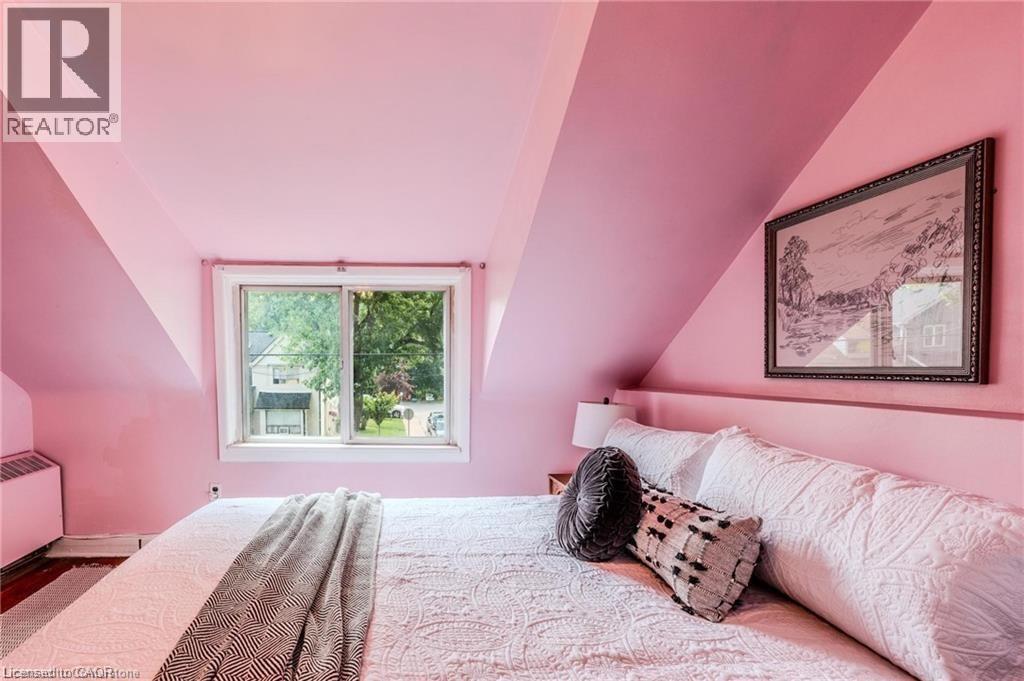 95 Paradise Road N, Hamilton, ON - Indoor Photo Showing Bedroom