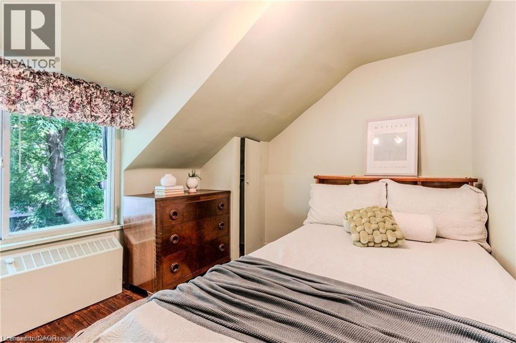 95 Paradise Road N, Hamilton, ON - Indoor Photo Showing Bedroom