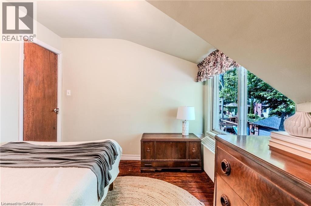 95 Paradise Road N, Hamilton, ON - Indoor Photo Showing Bedroom