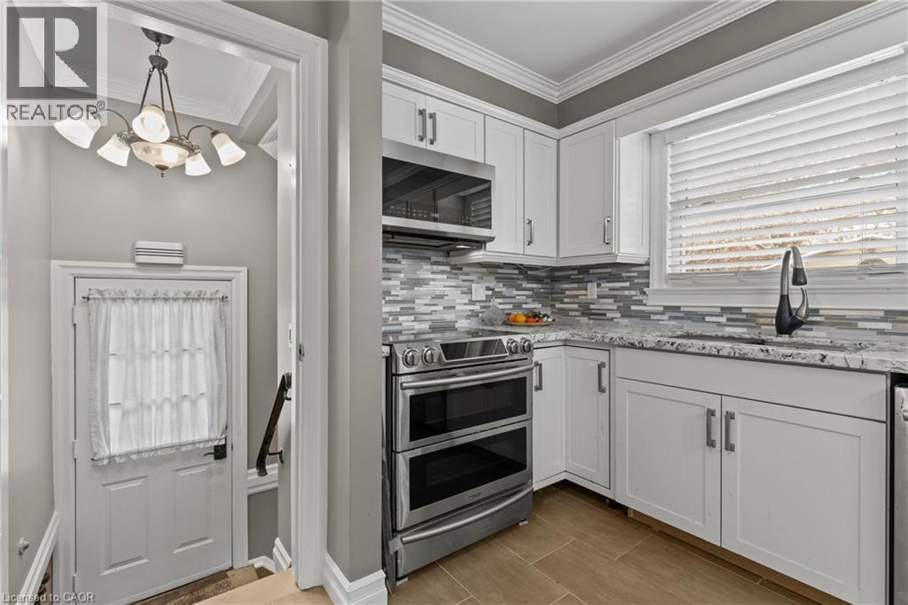 35 Chantler Road, Welland, ON - Indoor Photo Showing Kitchen With Upgraded Kitchen