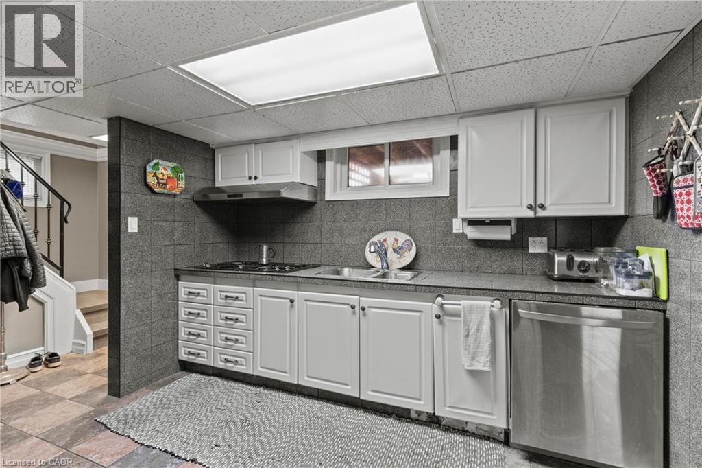 35 Chantler Road, Welland, ON - Indoor Photo Showing Kitchen With Double Sink