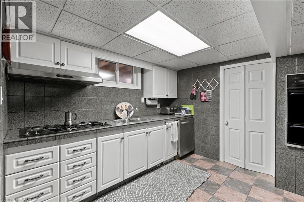 35 Chantler Road, Welland, ON - Indoor Photo Showing Kitchen With Double Sink