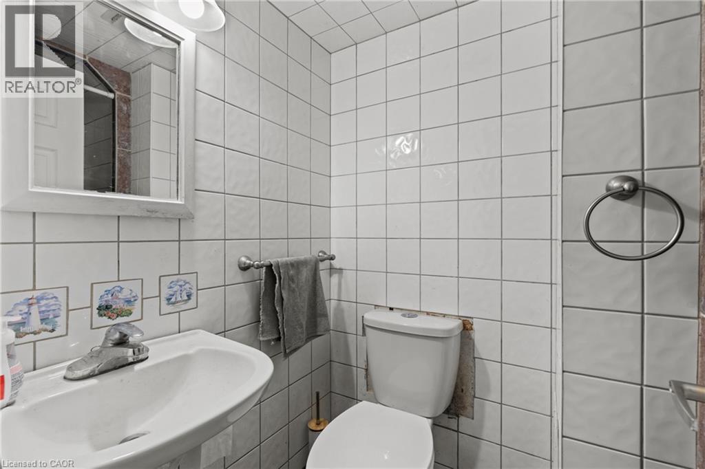 35 Chantler Road, Welland, ON - Indoor Photo Showing Bathroom