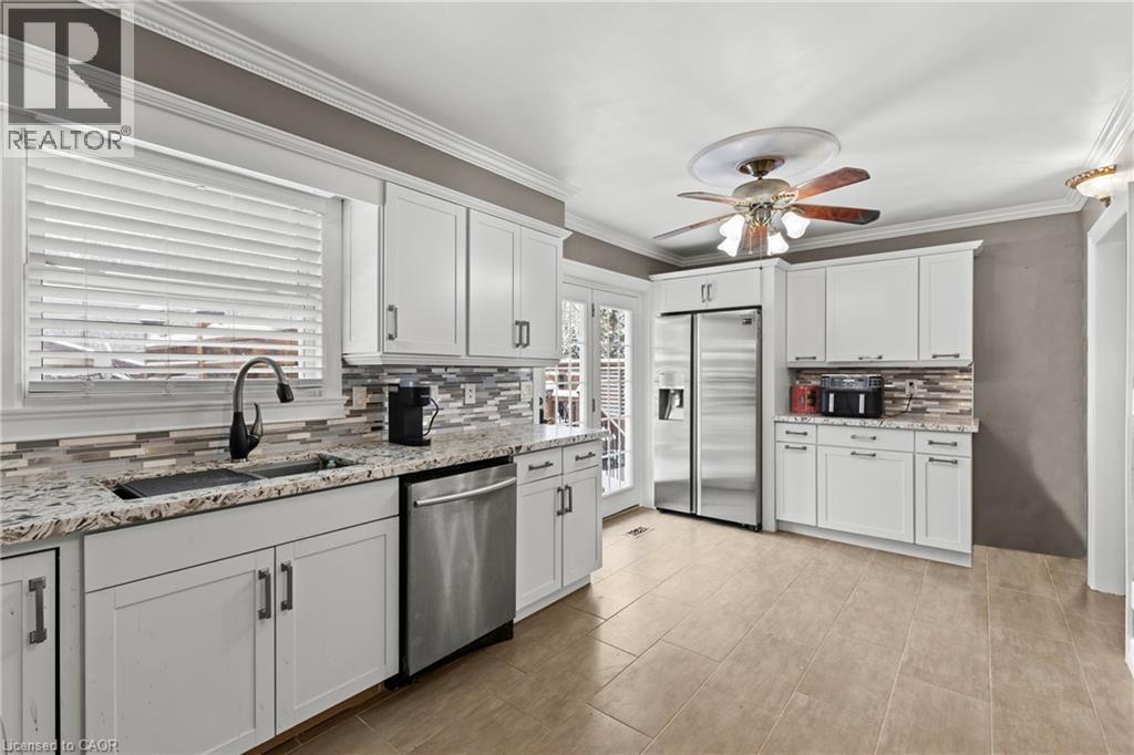 35 Chantler Road, Welland, ON - Indoor Photo Showing Kitchen With Upgraded Kitchen