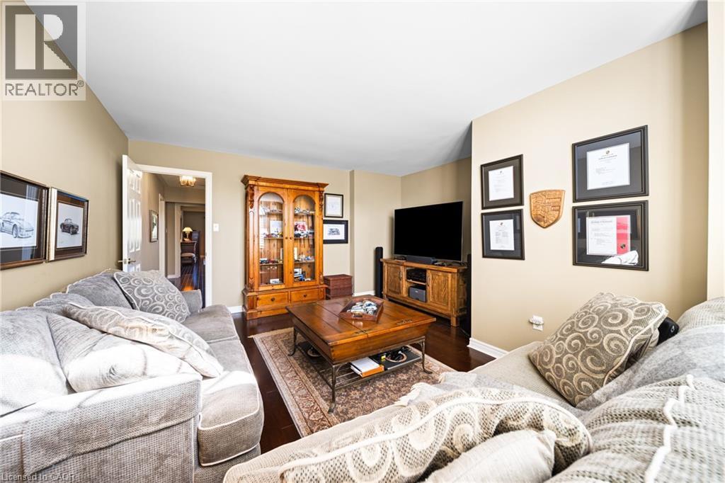 Living area featuring wood finished floors and baseboards - 4165 Stonebridge Crescent, Burlington, ON - Indoor Photo Showing Living Room