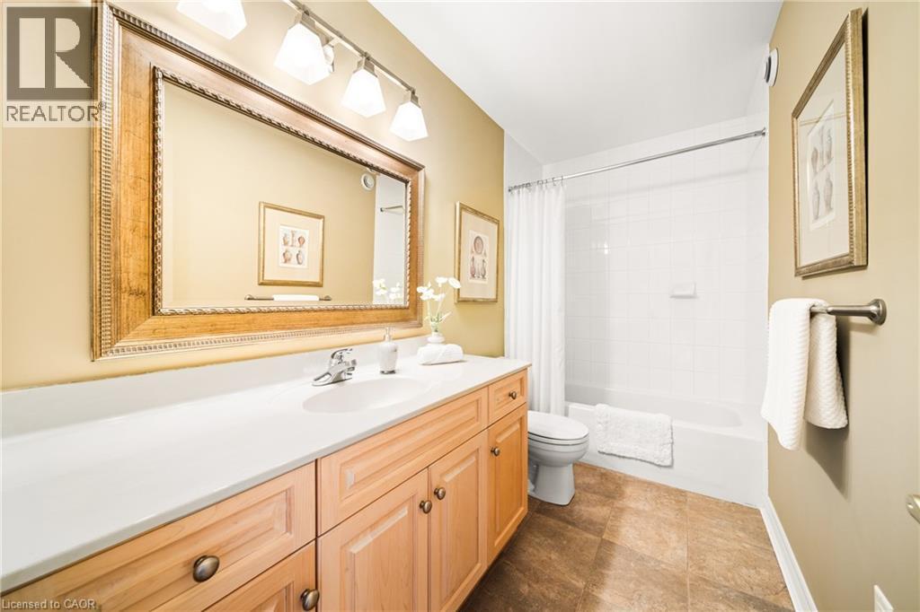Full bathroom with vanity and shower / bath combo - 4165 Stonebridge Crescent, Burlington, ON - Indoor Photo Showing Bathroom