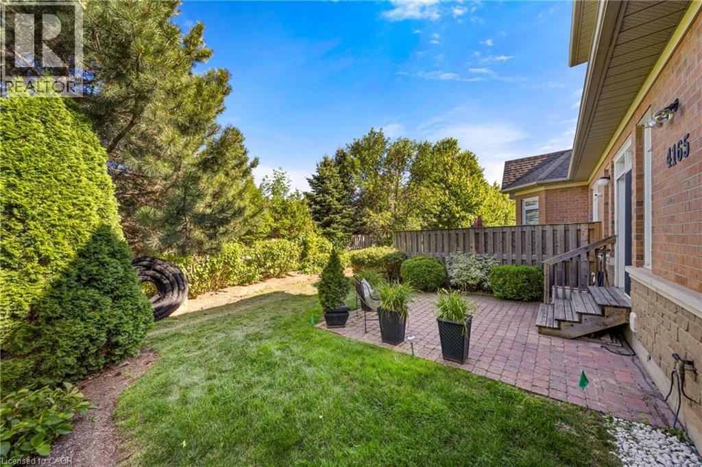 View of grassy yard with a patio - 4165 Stonebridge Crescent, Burlington, ON - Outdoor