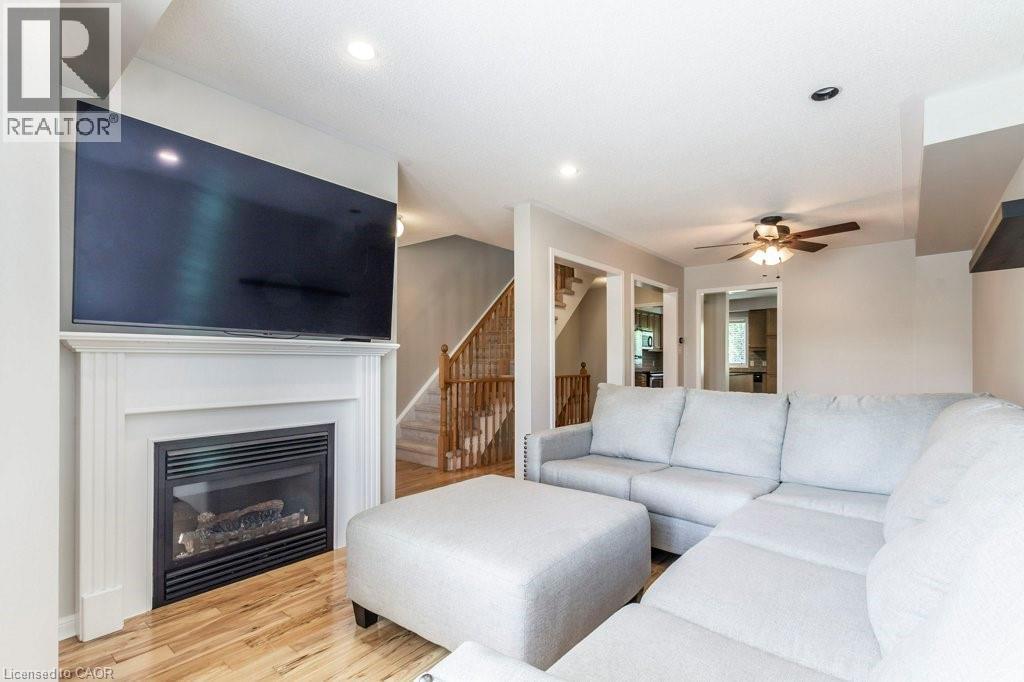 470 Beach Boulevard Unit# 8, Hamilton, ON - Indoor Photo Showing Living Room With Fireplace