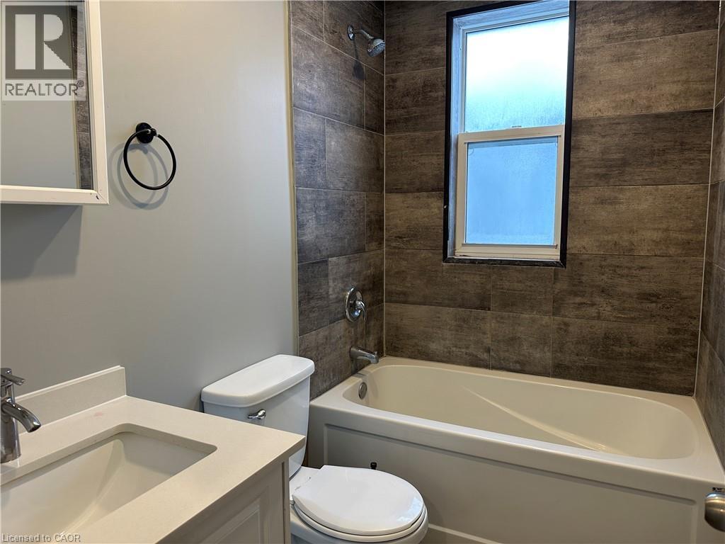 Full bath with vanity and bathtub / shower combination - 80 Glen Road Unit# Upper, Kitchener, ON - Indoor Photo Showing Bathroom