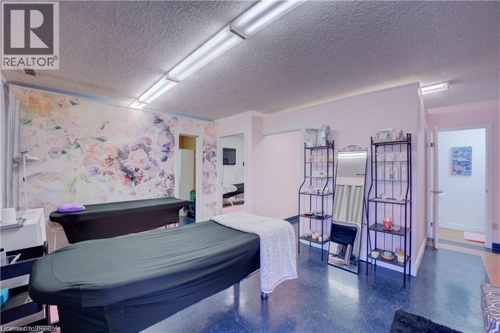 325 Fairview Drive, Brantford, ON - Indoor