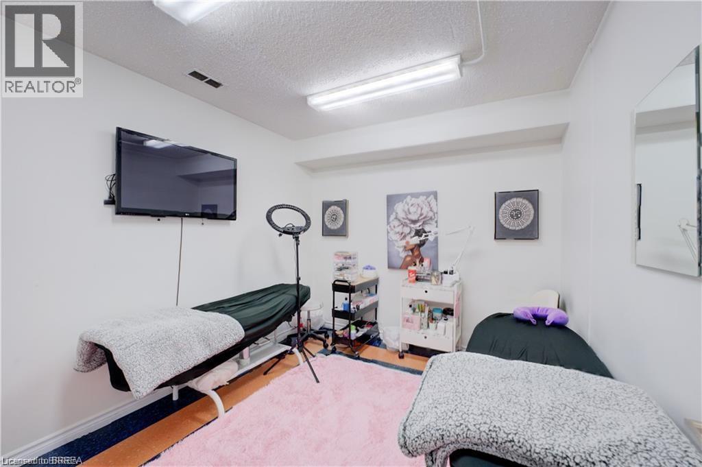 325 Fairview Drive, Brantford, ON - Indoor Photo Showing Bedroom