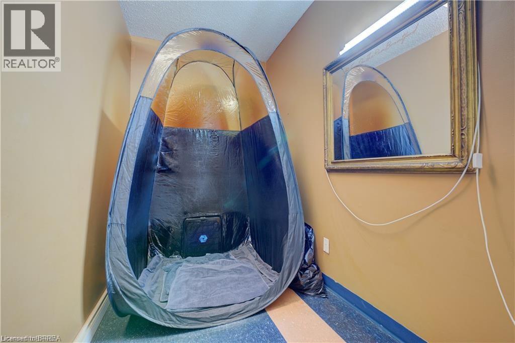 325 Fairview Drive, Brantford, ON - Indoor