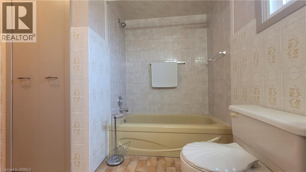 325 Fairview Drive, Brantford, ON - Indoor Photo Showing Bathroom