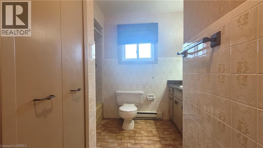 325 Fairview Drive, Brantford, ON - Indoor Photo Showing Bathroom