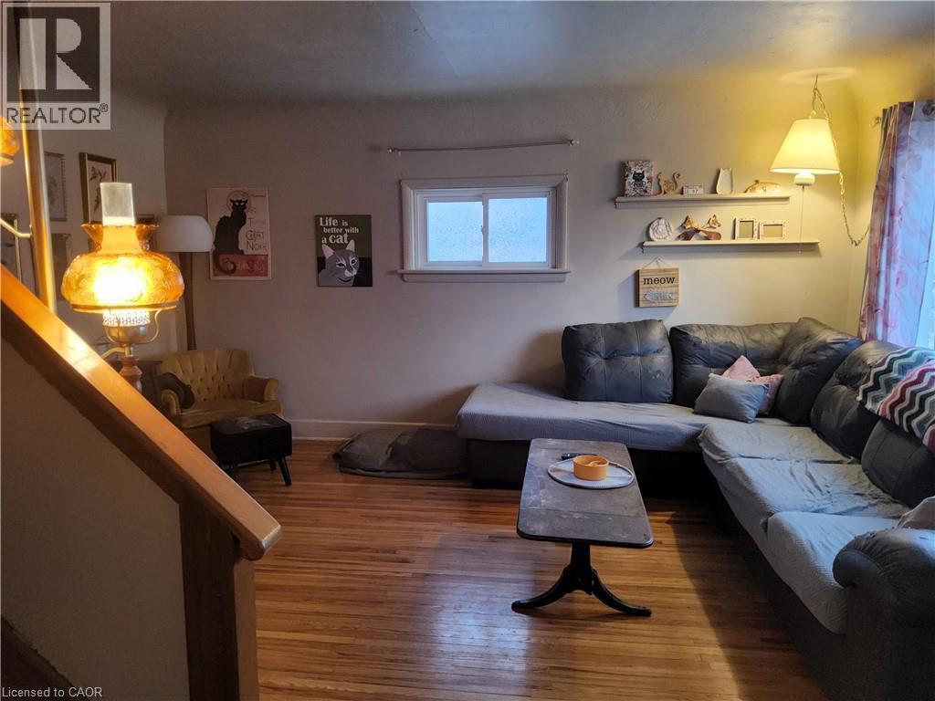 Living area with wood finished floors and baseboards - 509 Queensway W, Simcoe, ON - Indoor Photo Showing Living Room