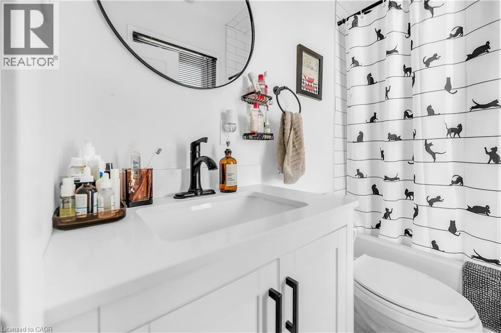 262 Robert Street, Hamilton, ON - Indoor Photo Showing Bathroom