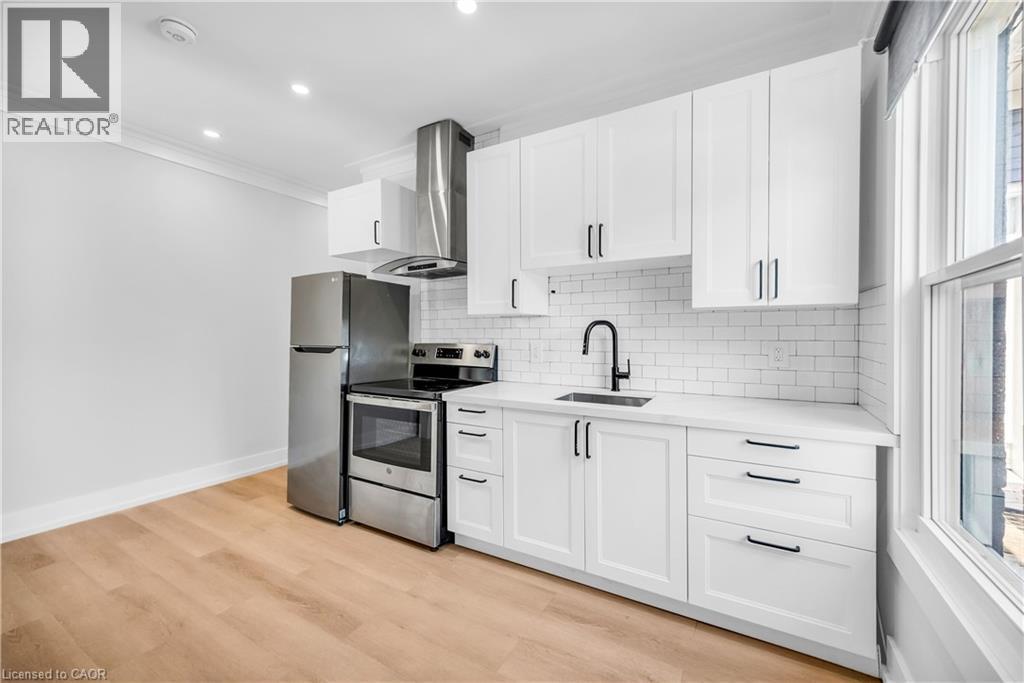 262 Robert Street, Hamilton, ON - Indoor Photo Showing Kitchen