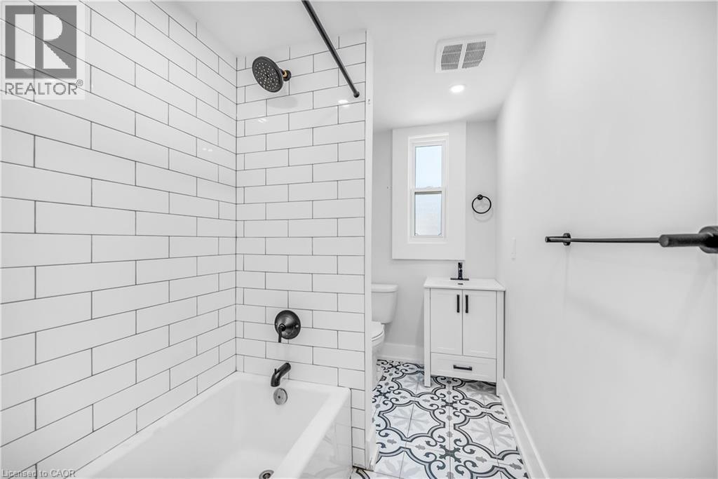 262 Robert Street, Hamilton, ON - Indoor Photo Showing Bathroom