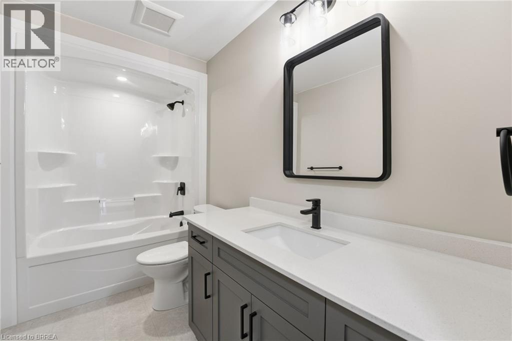 102 Oak Avenue, Paris, ON - Indoor Photo Showing Bathroom