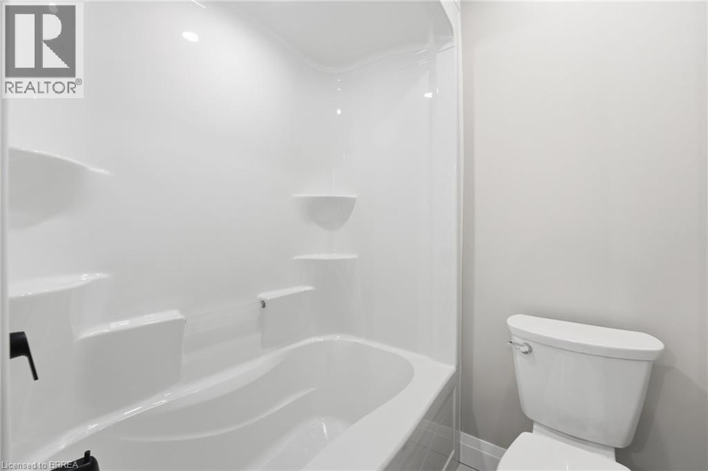 102 Oak Avenue, Paris, ON - Indoor Photo Showing Bathroom