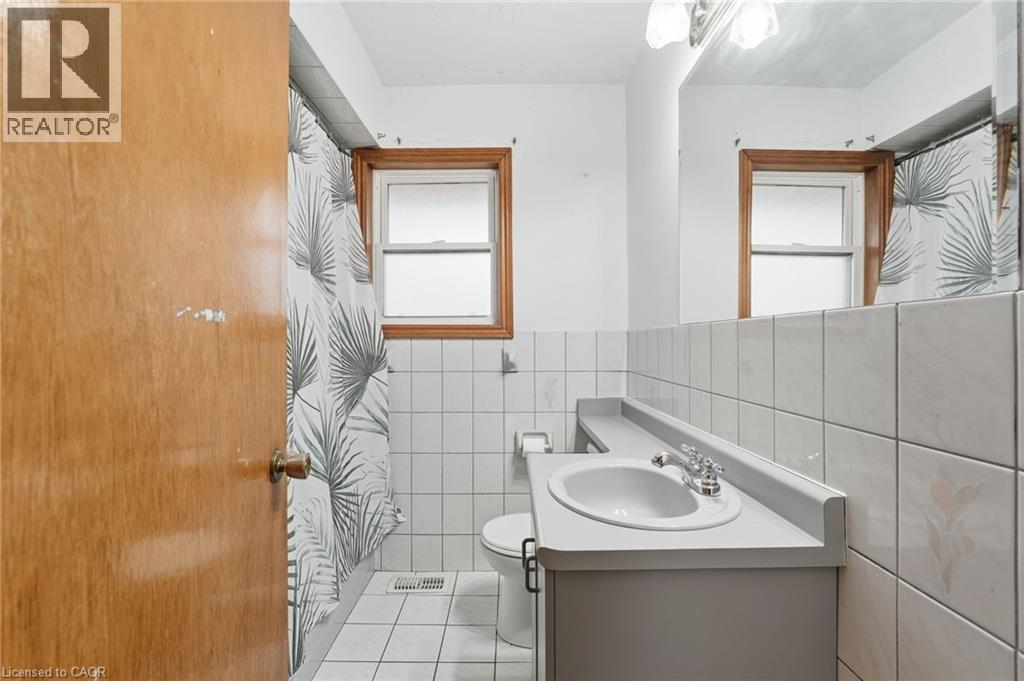 20 Nelligan Place, Hamilton, ON - Indoor Photo Showing Bathroom
